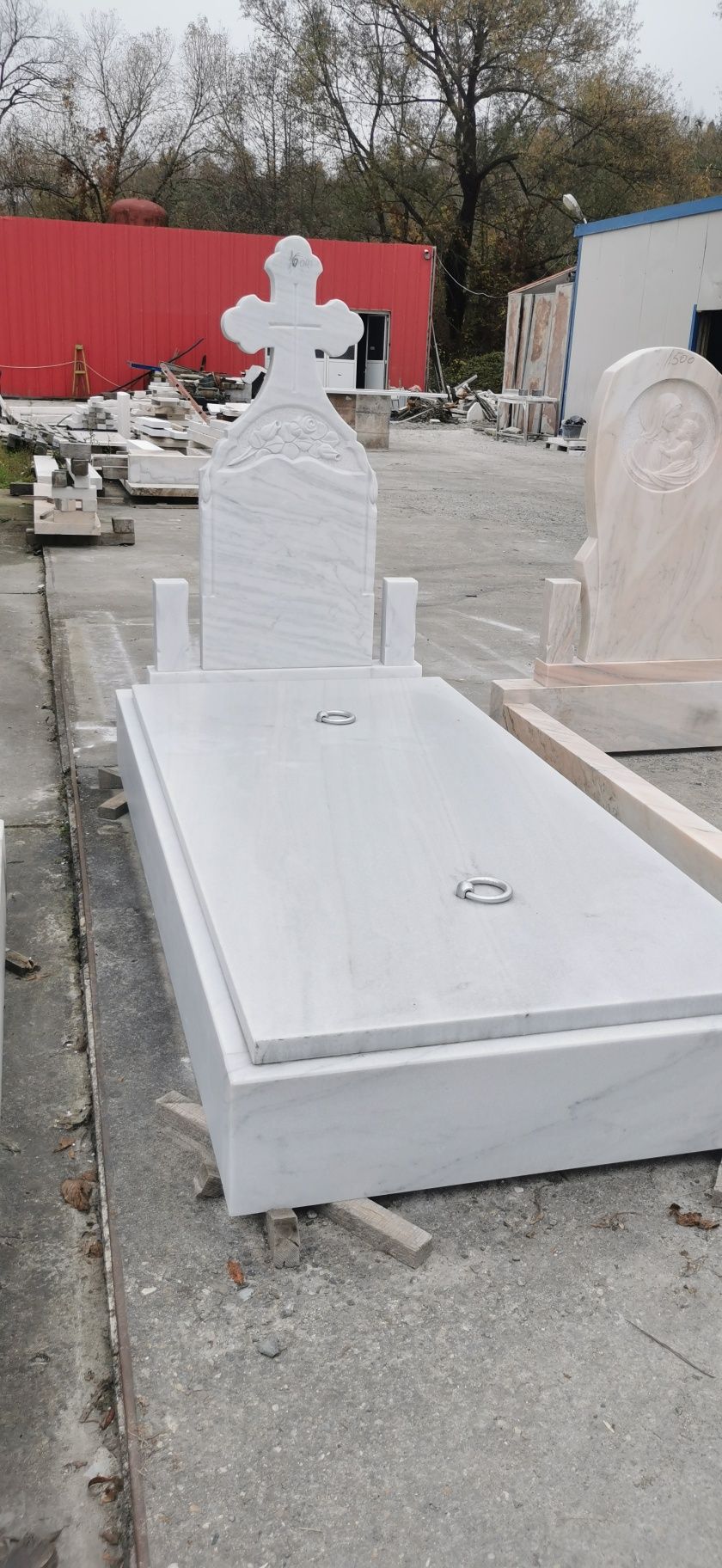 Monumente funerare, cadre, cavouri, capace, felinare, vaze