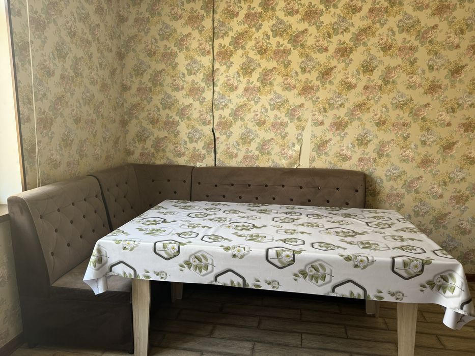 Угловой диван и стол