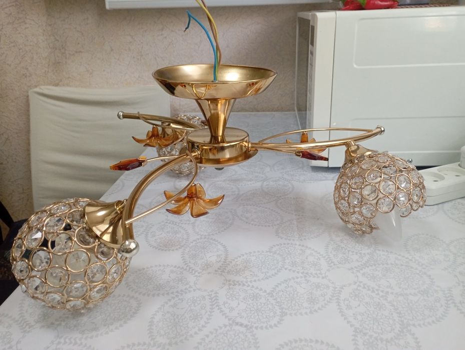 Продам трехрожковую люстру