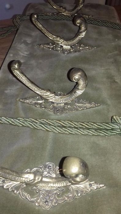 Cuier plușat cu agățătorile din bronz masiv.