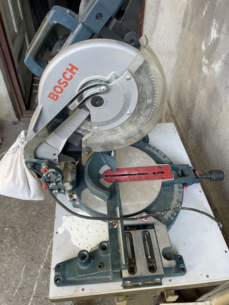 Fierastrau circular Bosch GCM 10