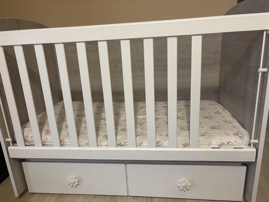 Детска кошара с люлеещ механизъм