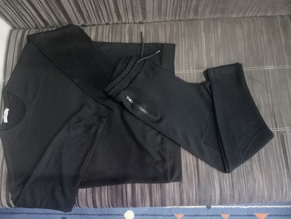 Мужской спортивный костюм.