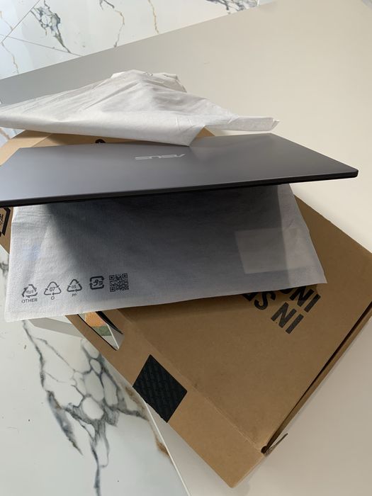 Asus Vivobook 14 Pro Core i5 procesor cu 8 nuclee