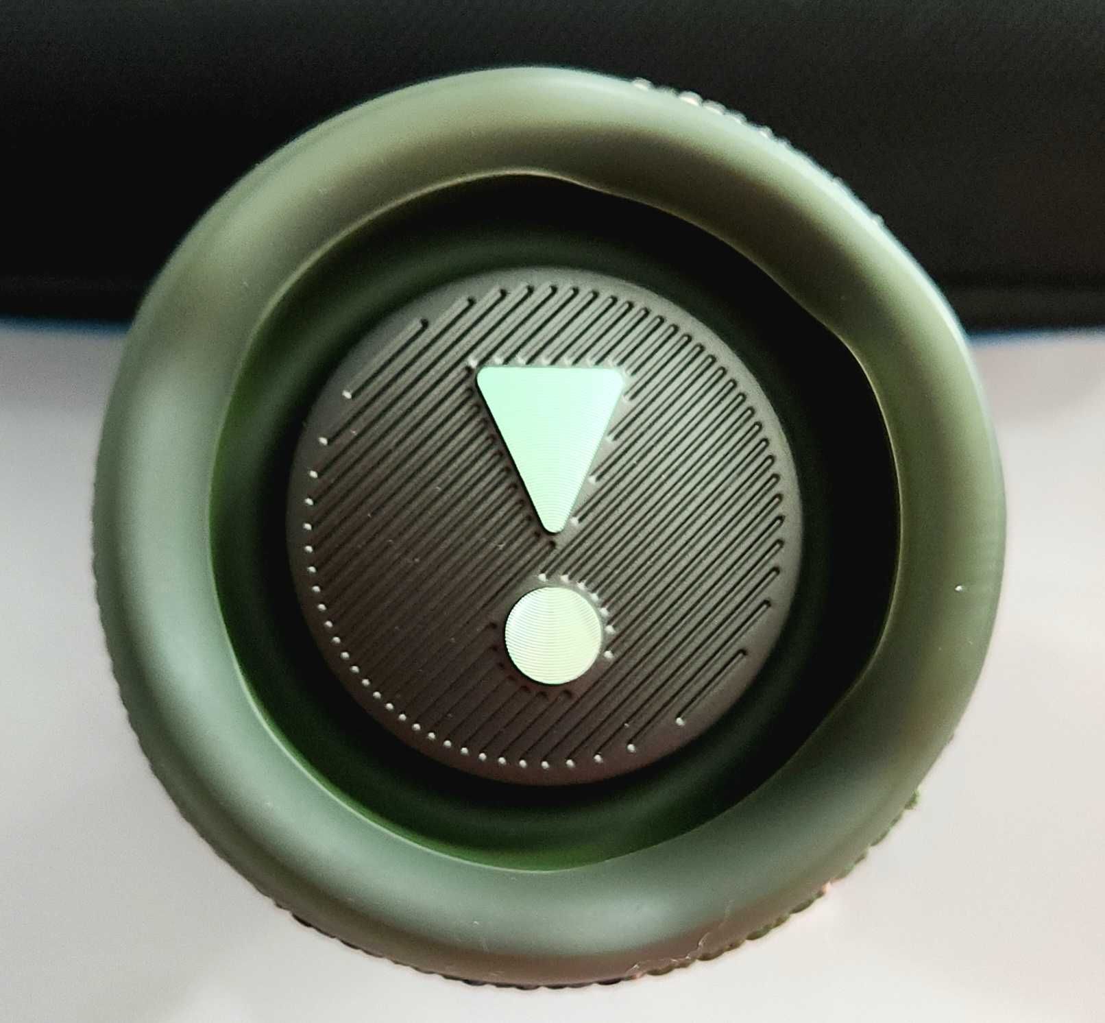 Vând JBL FLIP 6 două bucăți Camuflaj și Verde Army impecabile