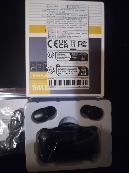 Нови Блутууд слушалки със заряден хъб. Неразпечатвани.