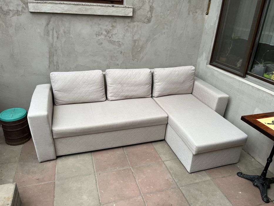 Vând Colțar Extensibil cu Două Lăzi pentru Depozitare și Trei Perne