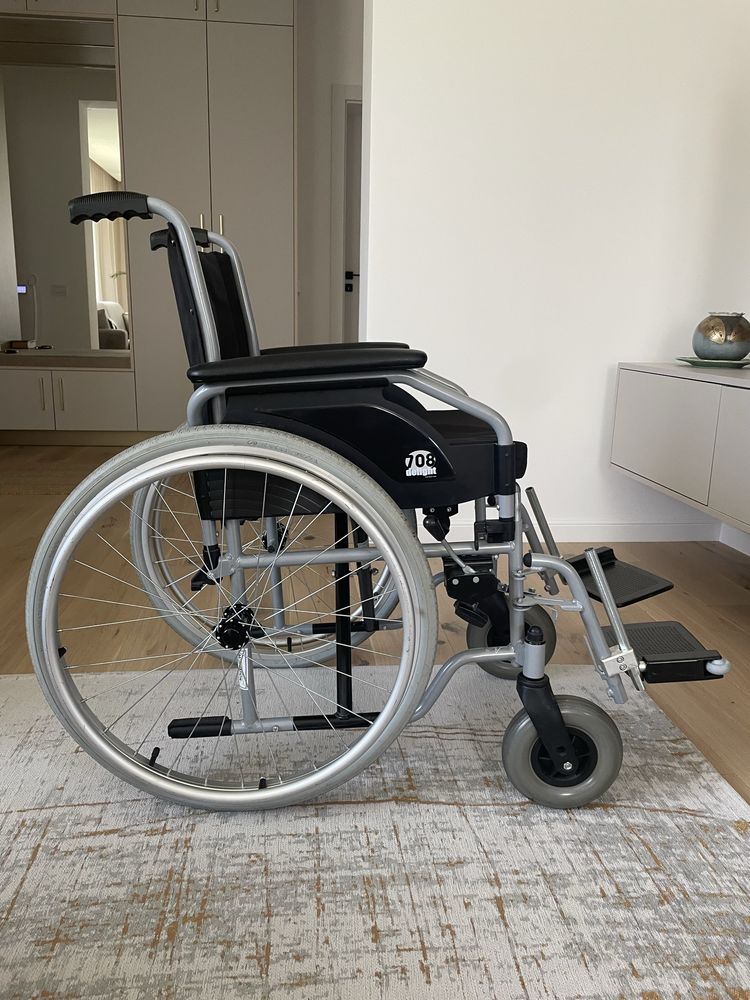 Scaun cu rotile 708D