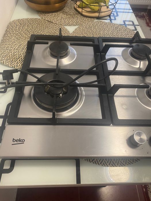 Vând plită pe gaz.