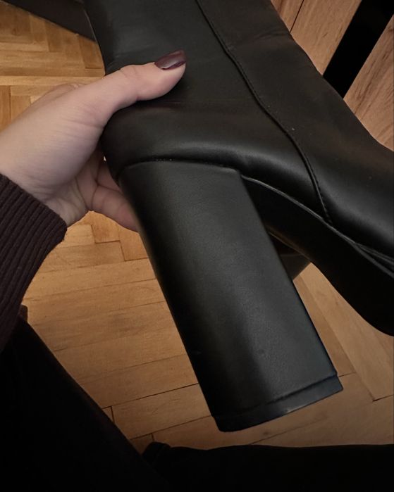 Обувки. Черни кожени боти с висок ток.