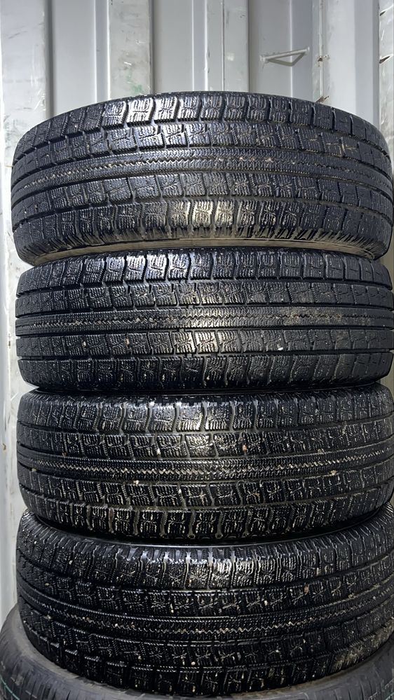 Продается комплект зимних шин Nitto SN2 225/65/17