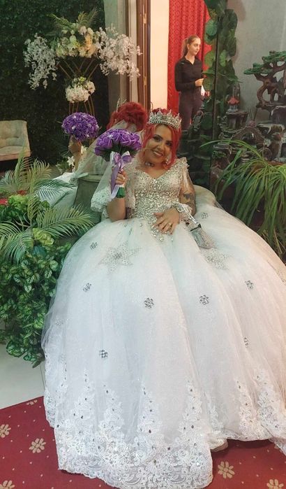 Vând rochie de mireasa pietre.crinolina și voal