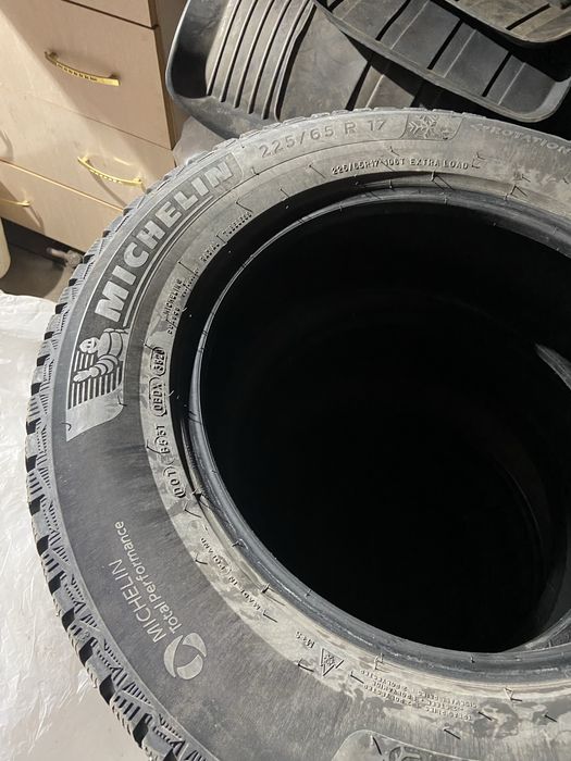 Продам резину зимниюю б/у 225/65 r17
