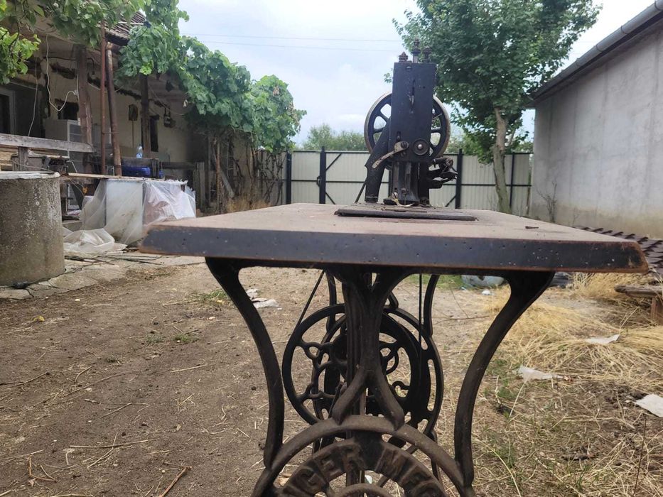 Vând mașina de cusut singer