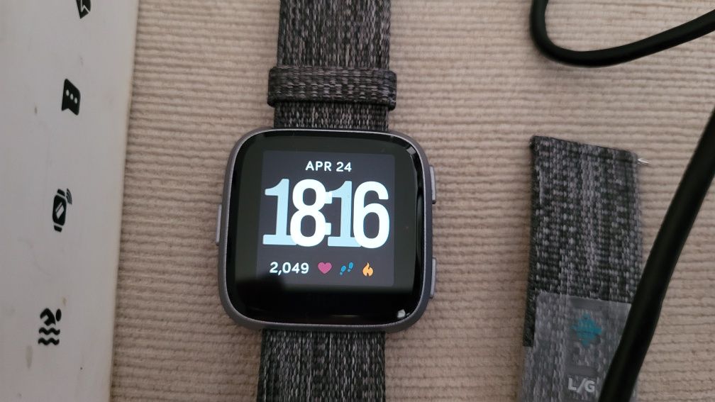 Ceas Fitbit Versa functional
Se vinde în cutie însoțit de încărcător ș