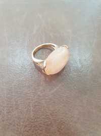Продавам дамски пръстен от розово злато с естествен камък 14К