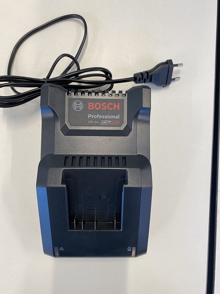 Батерия Bosch GBA 12V 3Ah, зарядно Bosch GAL 12V-40 и Bosch GAL 18V-40