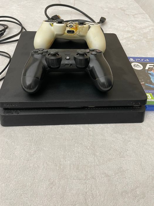 Конзола за игра PlayStation 4 Slim, FC24 и два джойстика