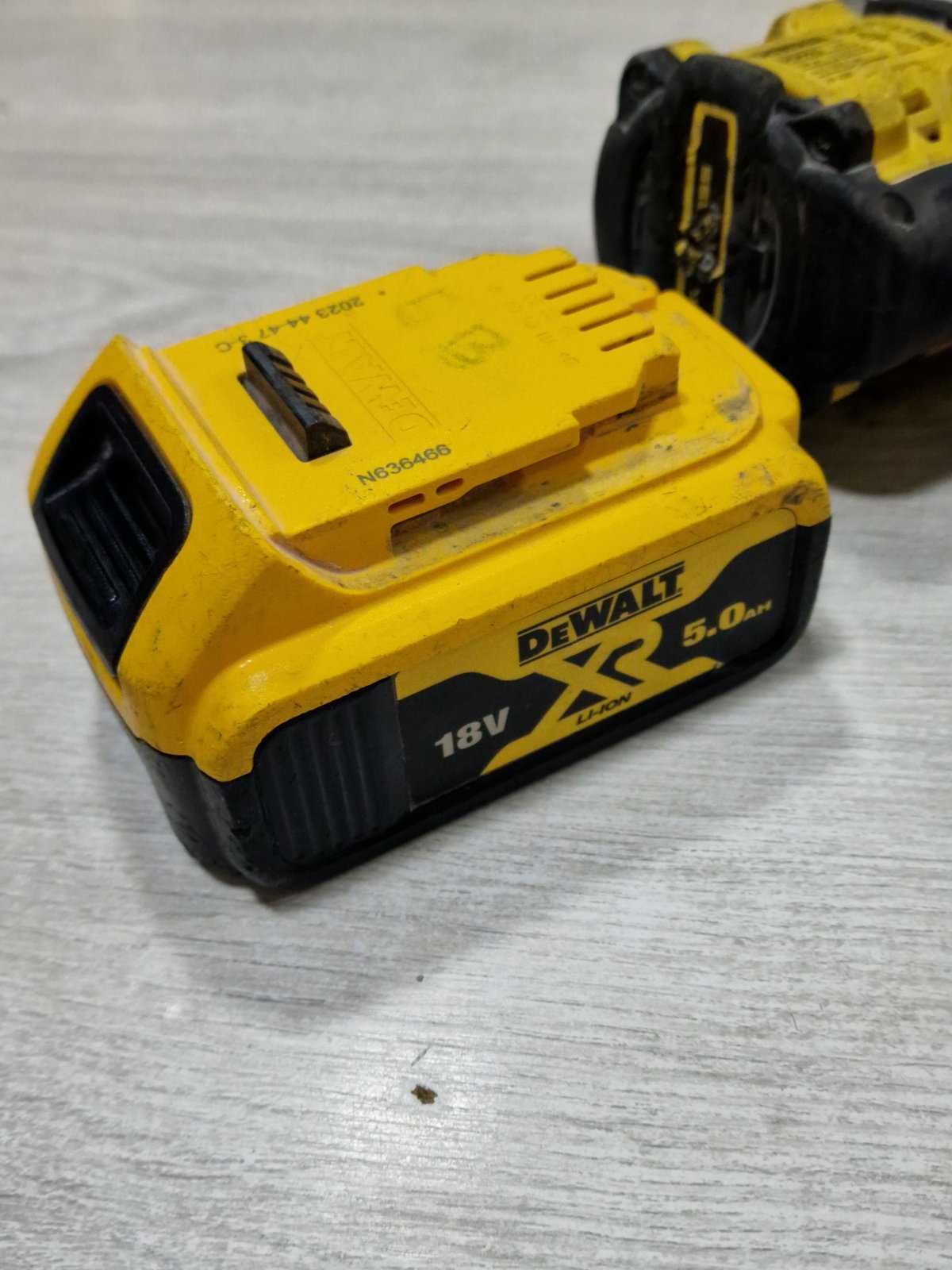 Акумулаторен ударен гайковерт DeWalt DCF922 с батерия 5Ah