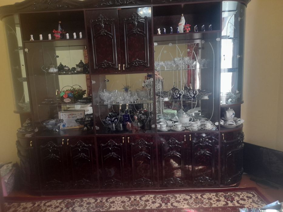 Мебель сотилади нархи 200$ факад бурбона ойнаси коган холати яхши