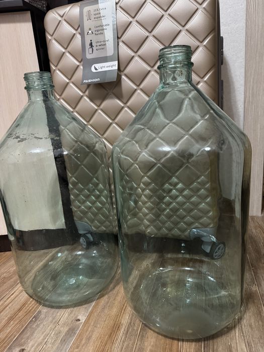 Продам бутыли 20 литров