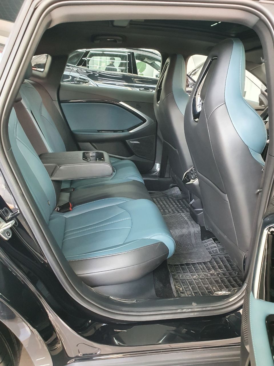Kyaka5 Malibu emas MG 7  avtosalon kelishadigan joy bor