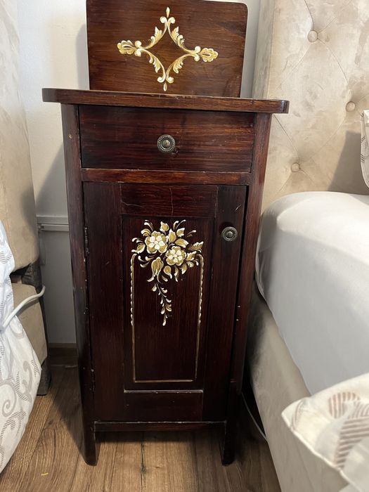 Noptieră vintage din lemn masiv cu decorațiuni florale pictate manua