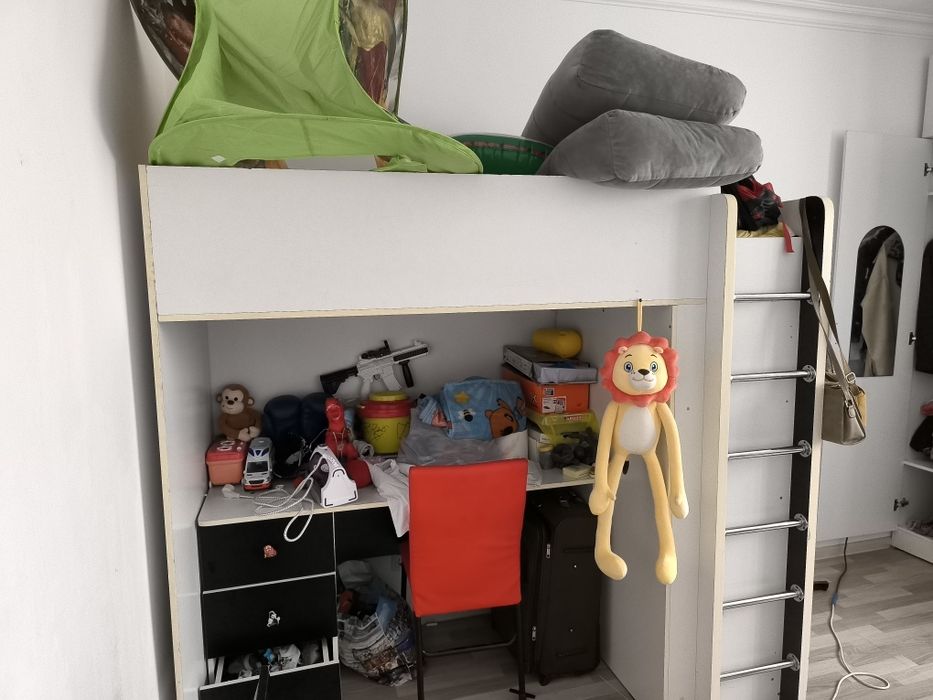 Детская кровать со шкафом и письменным столом