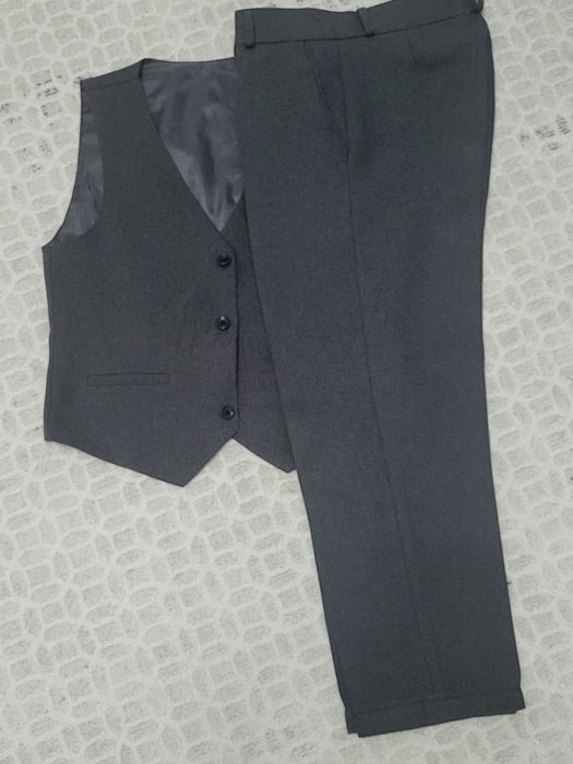 Продам школьные серые жакет и брюки  2штуки ,2 разные размеры