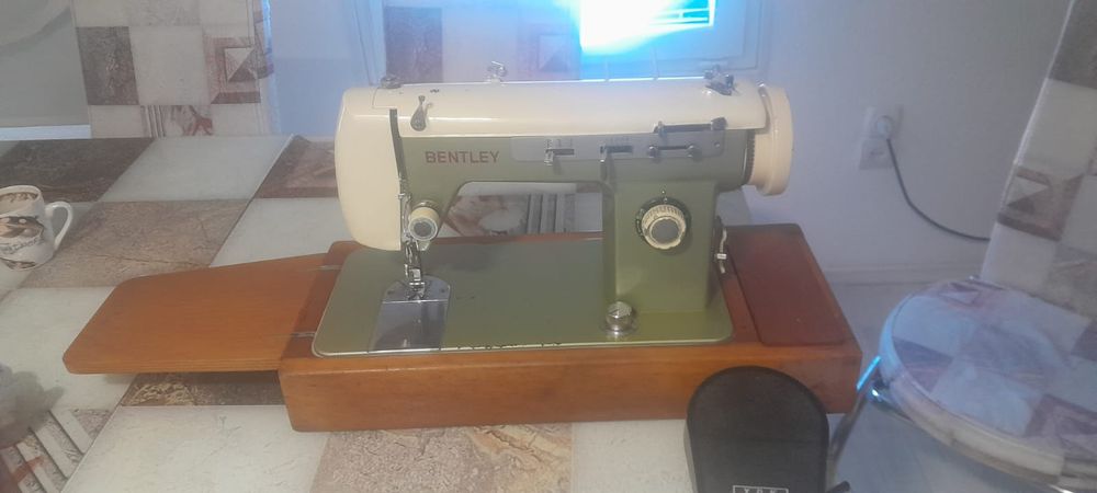 Mașina de cusut,festonat și brodat de colecție BENTLEY