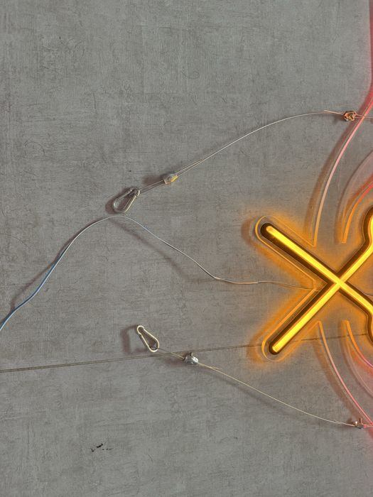 Светеща реклама за бръснарница.