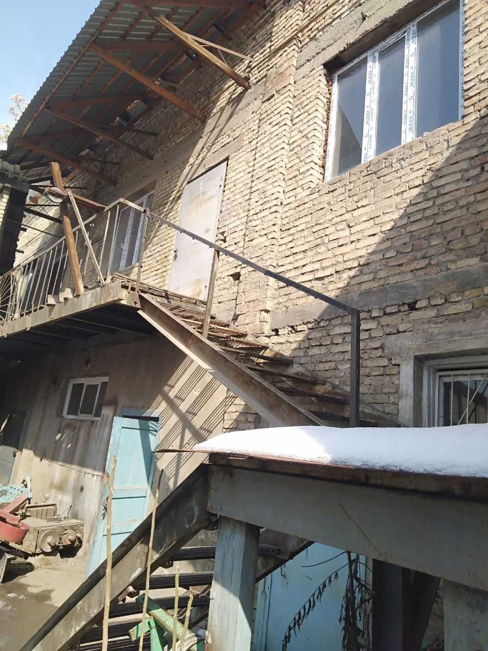 Продается 3 сотки +нежилое Помещение 270 кв  в Олмазарском районе