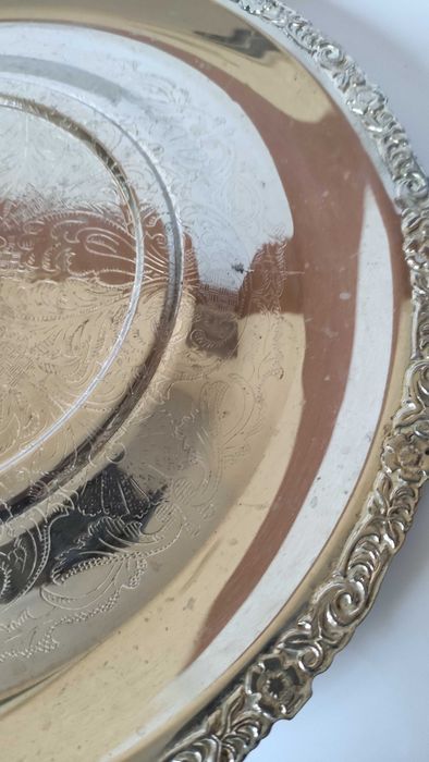 Масивен гравиран метален поднос с изпъкнал център