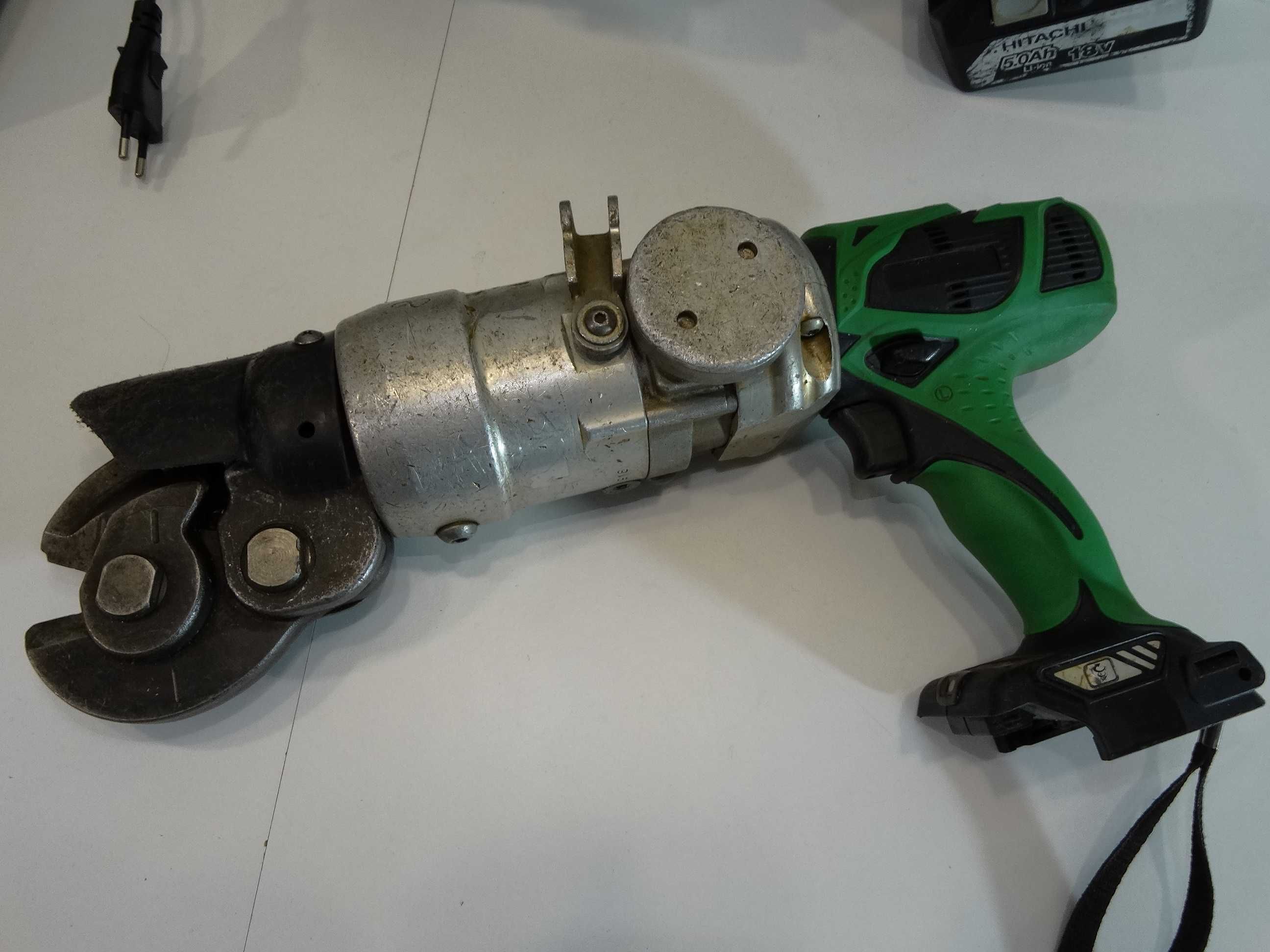 Hitachi NB 12 - Резачка за арматура до 12 мм + още една подарък