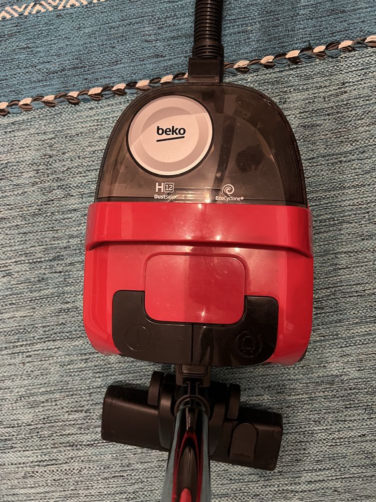 Aspirator fara sac Beko rosu