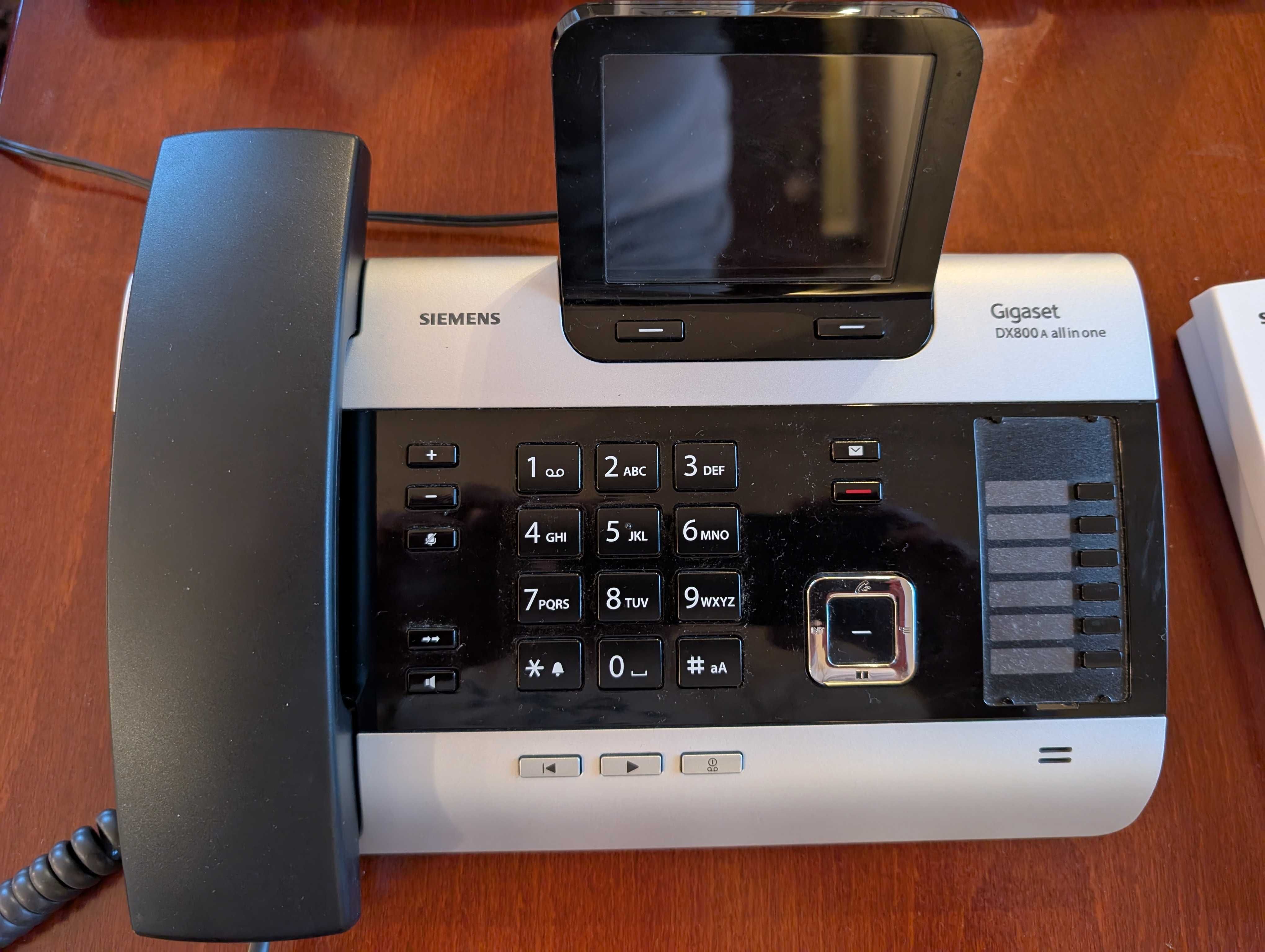 Телефонна централа Gigaset DX800A заедно със 5 слушалки и домофон
