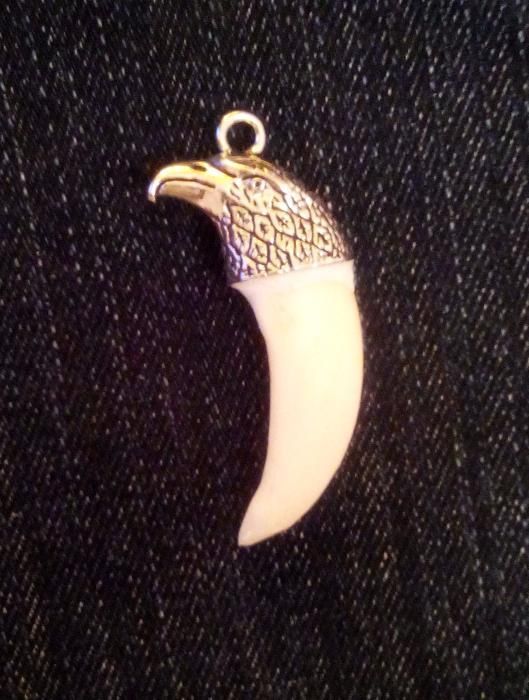 Medalion din os cu cap de vultur argintiu_2 ( colt, corn, caprior )