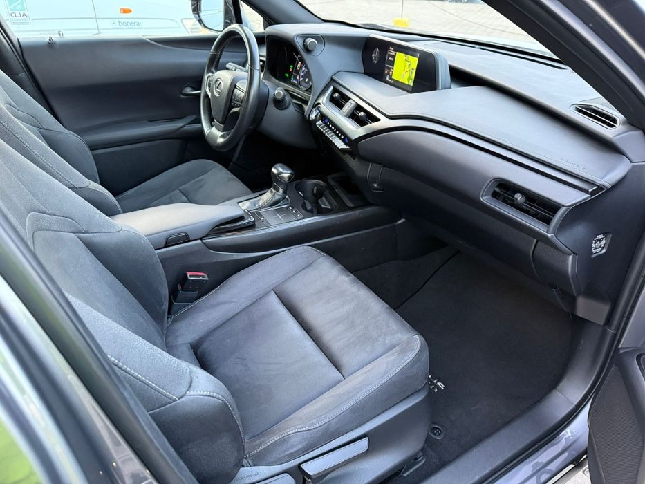 LEXUS UX 2020/2.0 hybrid 184 cp/Automată/Tracțiune 4×4/Impecabilă