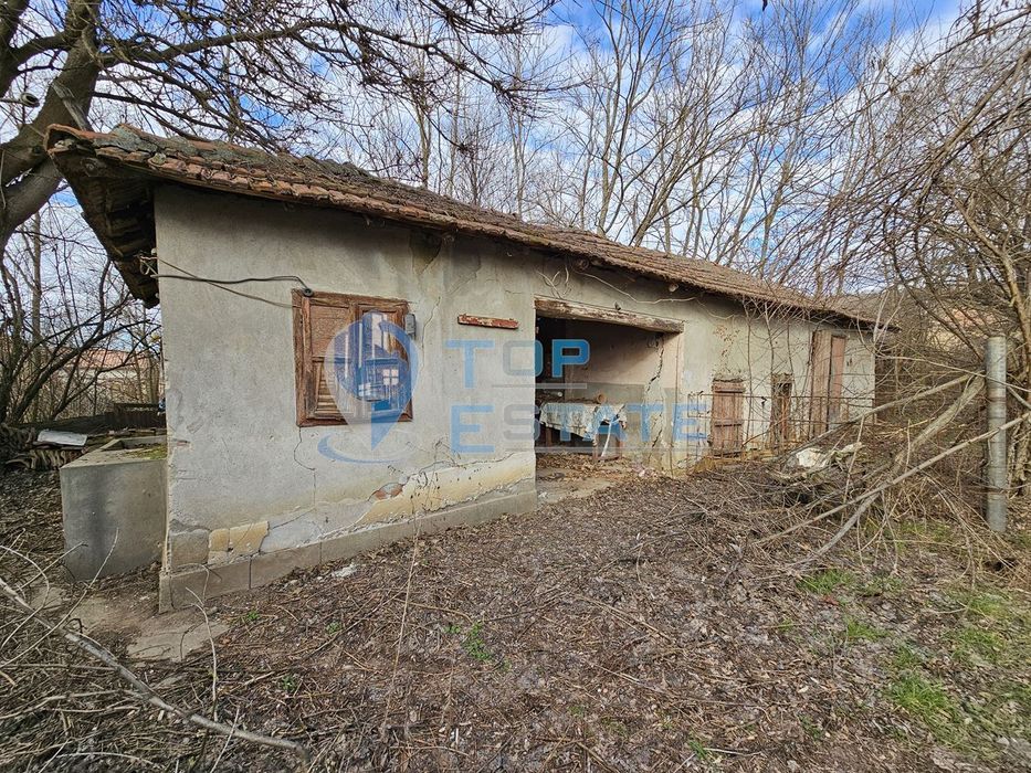 Тухлена къща с вътрешна тоалетна и голям двор в село Драгомирово, общ