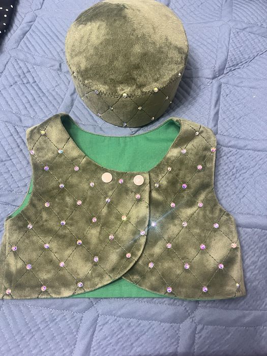 Продам жилетку и головной убор на годик