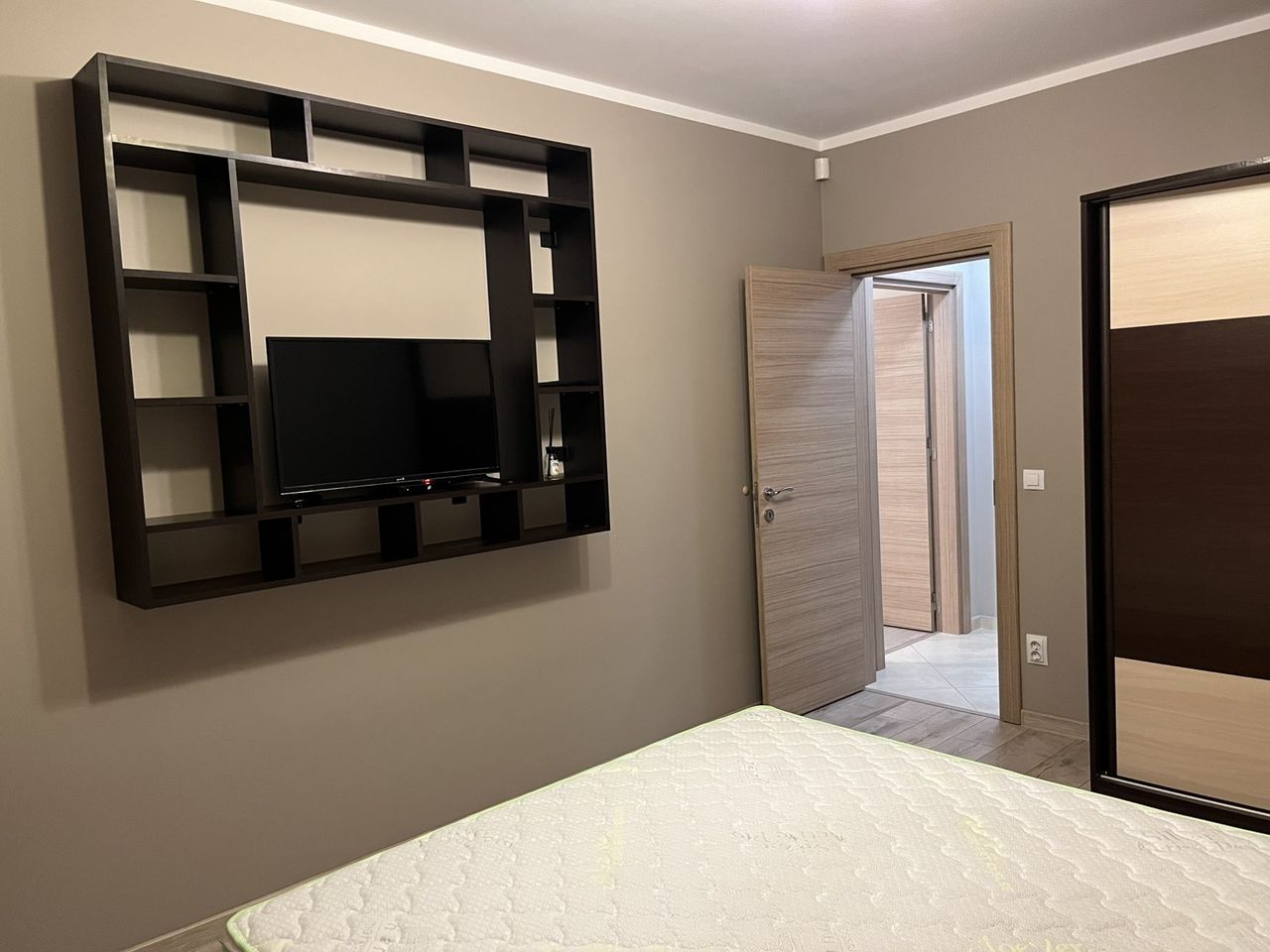 Дава се под наем Двустаен апартамент в София, Люлин 3 - 74 кв.м за 484.5 € - Снимка #2