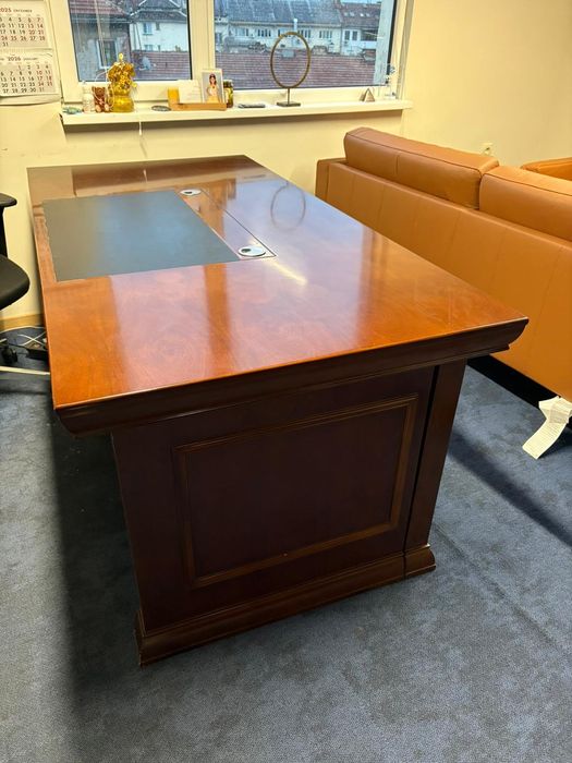 Масивно, кафяво бюро