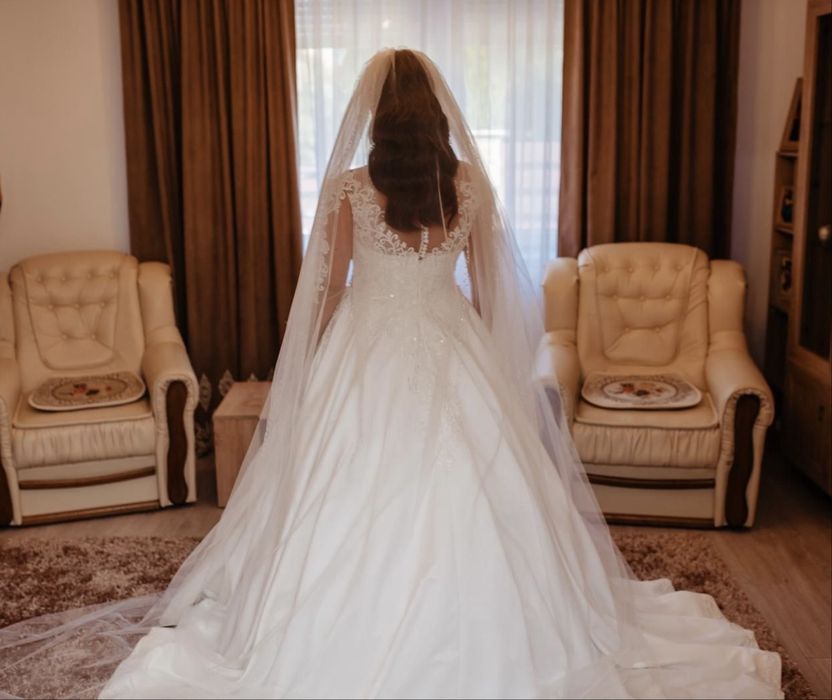 Rochie de mireasă clasică albă + coronițã + crinolină + voal