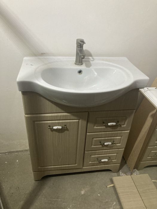 Тумба и зеркало в ванну