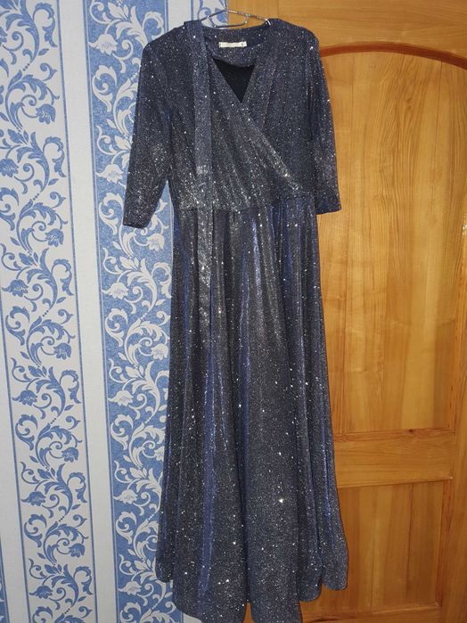 Вечернее платье б/у.  52 размер. 80.000 сум. Цена за одну.