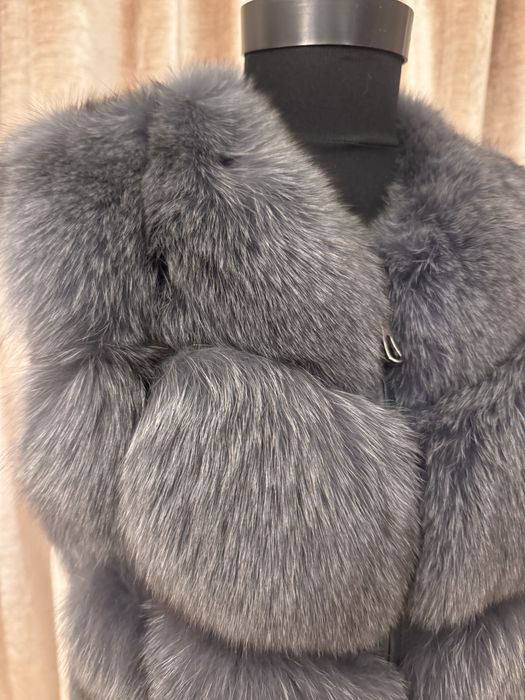 Vand vesta lunga de vulpe polara gri argintie