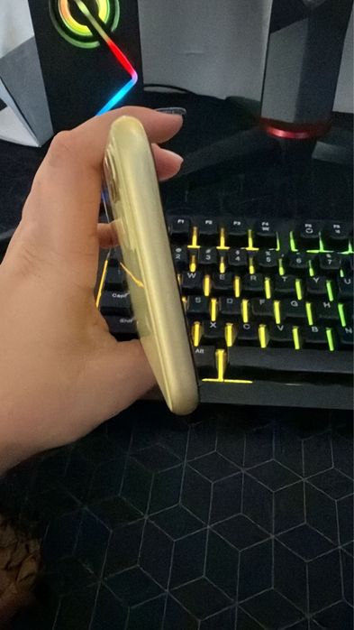 Iphone 11 cu defect spate