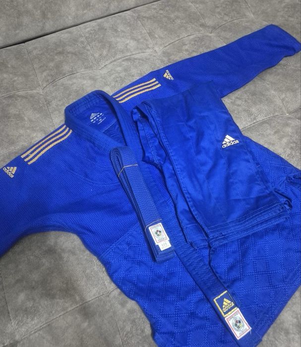 Продам Кимоно Адидас, Синий пояс в подарок.