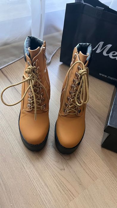 Дамски боти на ток