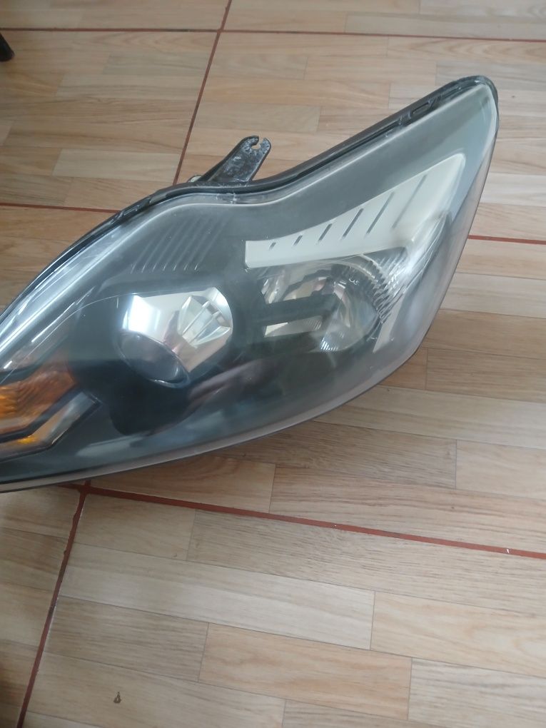Faruri ford focus 2 cu lupa și xenon